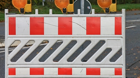 Eine Baustellenbake auf der Straße, als Hinweis auf eine Sperrung im Verkehrsbereich