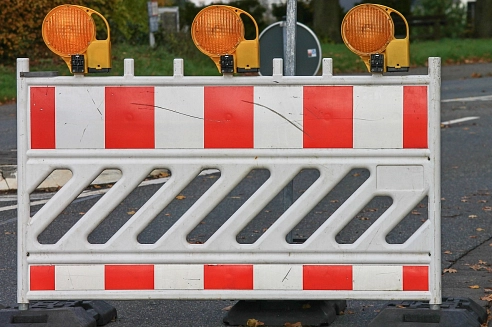 Eine Baustellenbake auf der Straße, als Hinweis auf eine Sperrung im Verkehrsbereich © pixabay.com