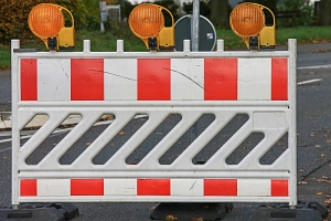 Eine Baustellenbake auf der Straße, als Hinweis auf eine Sperrung im Verkehrsbereich