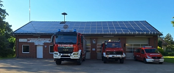 Das Feuerwehrhaus der Ortswswehr Fintel mit seinen drei Fahrzeugen, die ein Stück aus der Halle vorgefahren sind. © Samtgemeinde Fintel