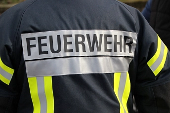 Rückenaufnahme einer Person mit einer Feuerwehrjacke © pixabay.com