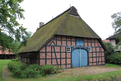 Das Heimathaus in Fintel von der Straße aus betrachtet.