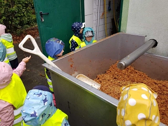 Kindertagesstätte Landkinder Apfelernte © Samtgemeinde Fintel