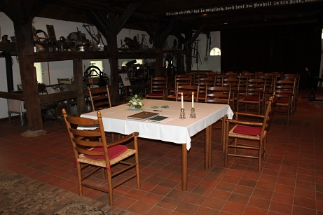 Der Trautisch im Heimathaus in Fintel mit Blick zu den Besucherstühlen